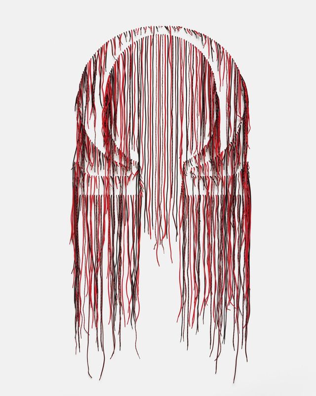 여러 개의 신발끈으로 만든 벽 설치미술 작품 ‘Red and Black OHM’(2024). ‘옴’이라는 기호가 상징하는 명상과 의식, 전기저항 등 중의적 의미를 품고 있다.