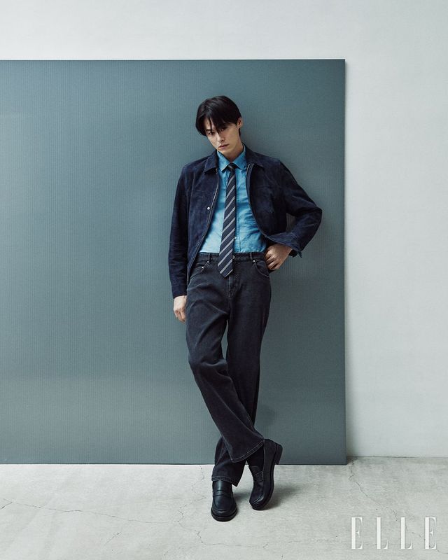 다크 네이비 컬러의 모던 스웨이드 점퍼, 스모크 블루 코튼 다잉 데일리 셔츠, 그레이기모윈터데님 팬츠, 다크 네이비 스트라이프 자카드 타이는 모두 DKNY.