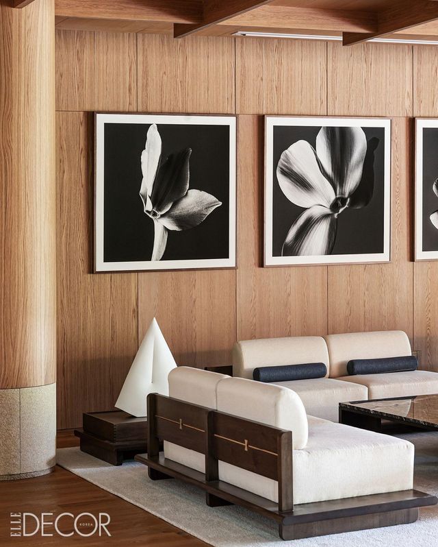  차분한 컬러의 목재로 실내를 마감한 선돌정의 라운지. 