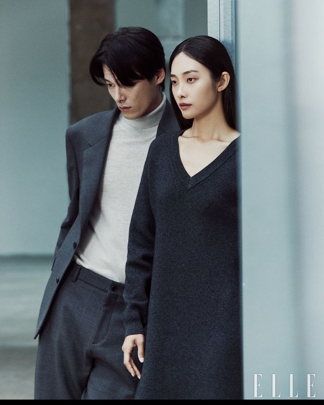 김원중이 입은 그레이 컬러의 울 블렌디드 캐주얼 재킷, 화이트 그레이 울 데일리 터틀넥 스웨터, 그레이 울 블렌디드 캐주얼 팬츠는 모두 DKNY. 곽지영이 입은 다크 그레이 울 블렌디드 니트 원피스는 DKNY.