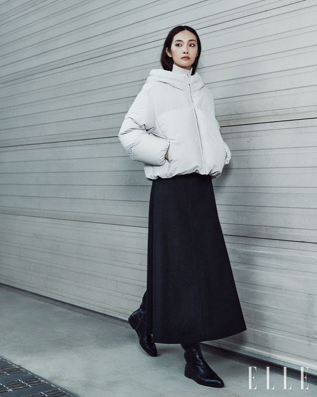 캐주얼 구스다운 점퍼, 하이넥 립 조직 풀오버, 울 저지 A라인 스커트는 모두 DKNY.