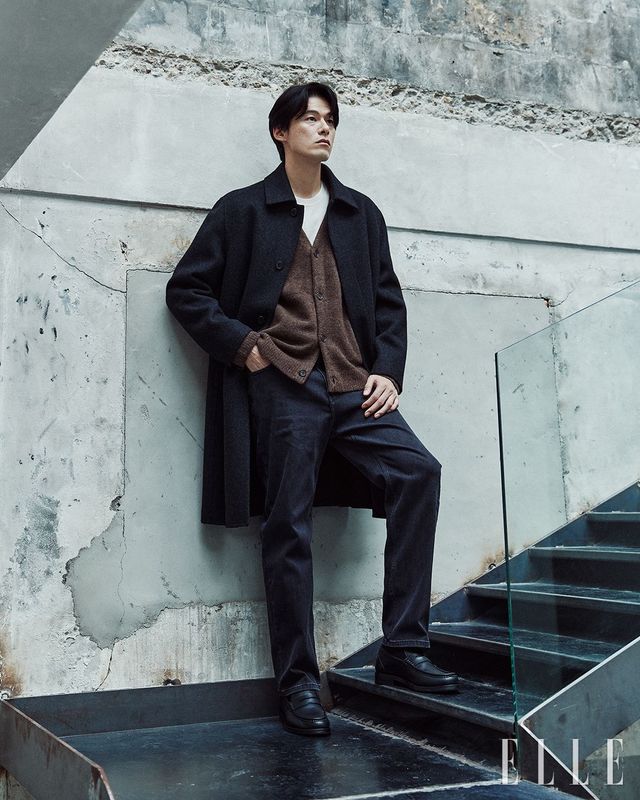 블랙 그레이 컬러의 캐시미어 블렌디드 더블 페이스 맥코트, 울 야크 블렌디드 카디건, 아이보리 밀라노 조직 크루넥 니트, 그레이기모윈터데님 팬츠는 모두 DKNY.