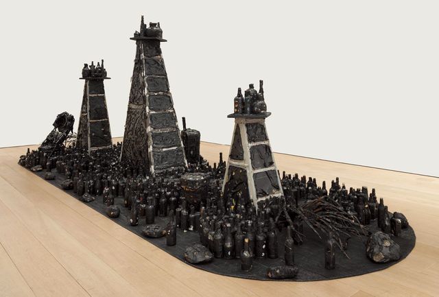 팬데믹 시기의 거리 풍경에서 영감을 받아 완성한 ‘Still Lives with Step Ladders’(2021). 