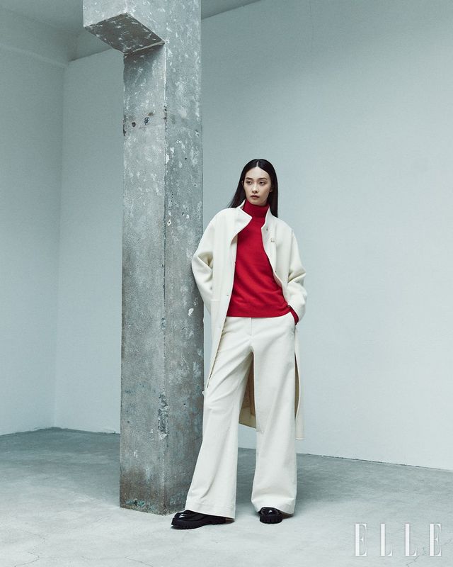 캐시미어 블렌드 하이넥 핸드메이드 코트, 레드 컬러의 캐시미어 터틀넥 풀오버, 코듀로이 와이드 팬츠는 모두 DKNY.