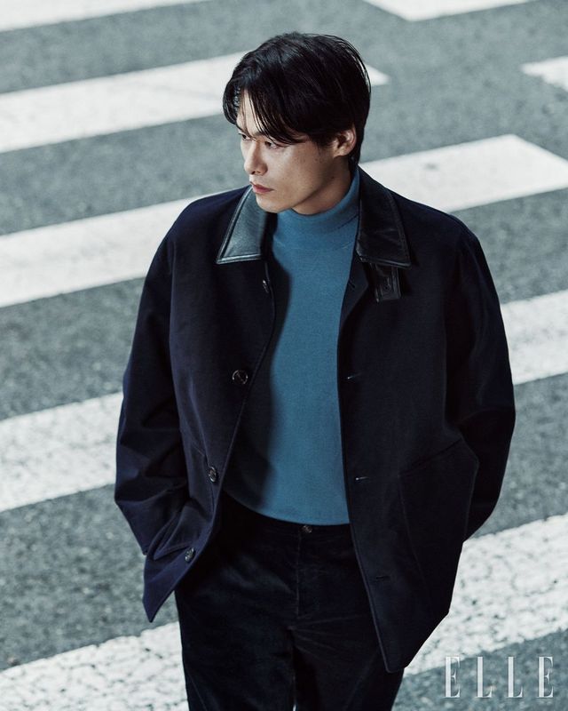 다크 네이비 브러시드 코튼 캐주얼 점퍼, 스모크 블루 울데일리터틀넥니트 스웨터, 다크 네이비 세골 코듀로이 스트레치 팬츠는 모두 DKNY.