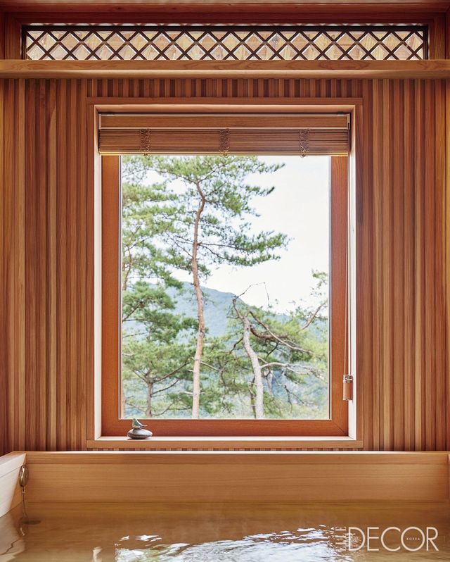 깊이 있는 향과 부드러운 촉감의 편백나무로 만든 욕조. 