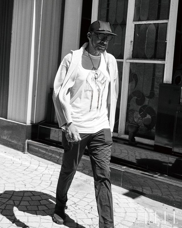 나리 워드_자메이카의 세인트앤드루에서 태어나 뉴욕에 거주하며 작업하는 나리 워드는 다양한 매체와 분야를 오가며 인종과 이민, 민주주의, 정체성, 공동체와 같은 주제를 다룬다. 유모차와 신발끈, 술병, 야구방망이, 쇼핑 카트 등의 일상 사물로 소외된 개인과 잊힌 역사를 조명한다. 