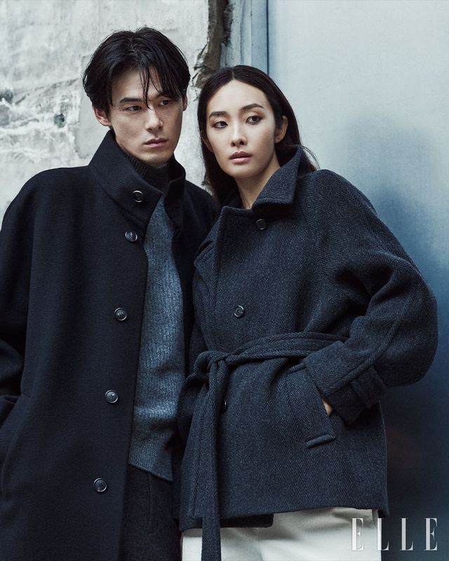 (김원중) 블랙 벨빈 코트, 다크그레이립조직터틀넥 스웨터, 블랙 그레이 캐시미어 블렌디드 세미 와이드 팬츠는 모두 DKNY. (곽지영) 헤링본 미들 벨티드 코트, 캐주얼 맨투맨 니트 풀오버, 코듀로이 와이드 팬츠는 모두 DKNY.