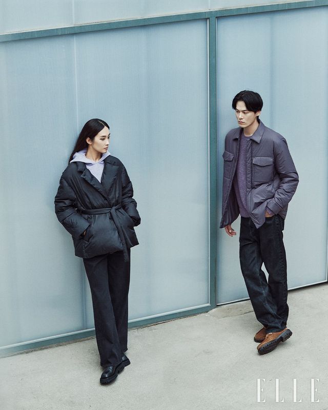 지영이 입은 스모크 바이올렛 나일론 팬시 점퍼, 스모크 바이올렛 울 블렌디드 스웨터, 그레이 기모윈터데님팬츠는 모두 DKNY. 김원중이 입은 라이트 구스다운 벨티드 점퍼, 캐시미어 블렌드 후드 풀오버, 기모 와이드 데님 팬츠는 모두 DKNY.