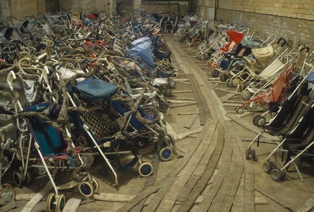 300여 대의 유모차를 한데 모아 옛 소방서 건물에 전시한 ‘Amazing Grace’(1993).