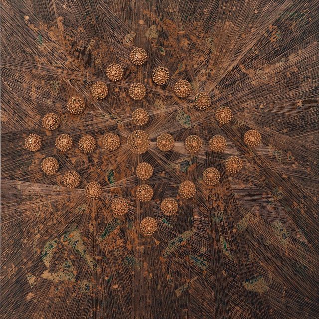 못으로 표현한 기도 초로 코스모그램 패턴을 만든 ‘Restin’ Break’(2024)에서는 산화와 에칭으로 구리 패널에 흔적을 남기는 동시에 주변 빛을 반사하는 효과를 의도했다.