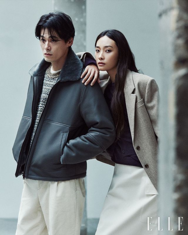 김원중이 입은 세피아 그레이 컬러의 럭스 쉬어링 칼라 무스탕, 브라운 믹스드 얀 트위드 크루 스웨터, 크림 코튼 블렌디드 데일리 크루티, 크림 코듀로이 캐주얼 팬츠는 모두 DKNY. 곽지영이 입은 캐시미어 블렌드 셋업 재킷, 알파카 블렌드 카디건, 알파가 블렌드 풀오버, 아이보리 아웃 포켓 H라인 스커트는 모두 DKNY.