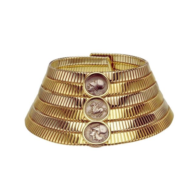 두 가지 골드 소재에 그리스 실버 코인, 다이아몬드가 세팅된 모네떼 투보가스 초커는 1972년 경 탄생한 불가리 헤리티지 컬렉션. 