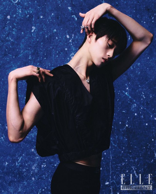 왼손 중지에 착용한 화이트 골드에 블랙 래커, 482개의 라운드 다이아몬드, 2개의 마키즈 컷 에메랄드를 세팅한 ‘퍼지 레오파드 캣 화이트 골드’ 링, 18K 화이트 골드에 블랙 래커, 205개의 화이트 라운드 다이아몬드, 2개의 마르퀴즈 카보숑 그린 에메랄드를 세팅한 ‘퍼지 레오파드 캣 화이트 골드’ 펜던트, 오른손 약지에 착용한 핑크 골드에 쿠션 컷 그린 토말린, 에메랄드 그린 눈, 345개의 샴페인 라운드 다이아몬드, 134개의 다이아몬드를 세팅한 고양이 모티프의 ‘퍼지 레오파드 캣’ 링은 모두 BOUCHERON. 블랙 베스트는 SONGZIO. 밴딩 로고 레깅스는 VERSACE.