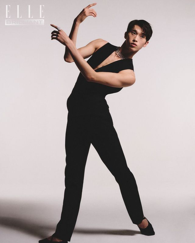 18K 화이트 골드에 640개의 라운드 다이아몬드를 세팅한 ‘쎄뻥 보헴 쏠라리떼 멀티 모티브’ 네크리스, 18K 화이트 골드에 46개의 라운드 다이아몬드를 세팅한 ‘쎄뻥 보헴 화이트 골드 XL’ 링은 모두 BOUCHERON. 블랙 베스트, 팬츠는 모두 KIMSEORYONG HOMME. 토 슈즈는 발레리노 소장품.