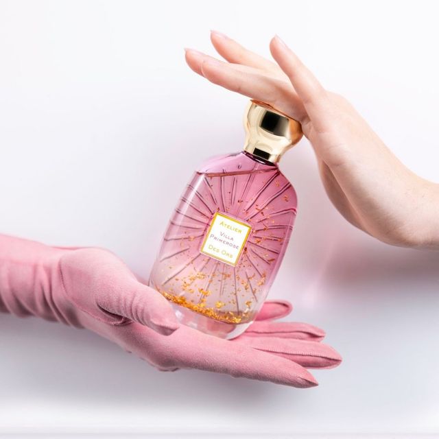 아뜰리에 데조 빌라 프림로즈 오 드 퍼퓸: 센티폴리아 장미, 아이리스 미들 노트가 암브레트, 레더, 머스크와 합쳐져 귀족 여성의 꽃 향이 밴 스웨이드 장갑 느낌. 100mL 35만원.