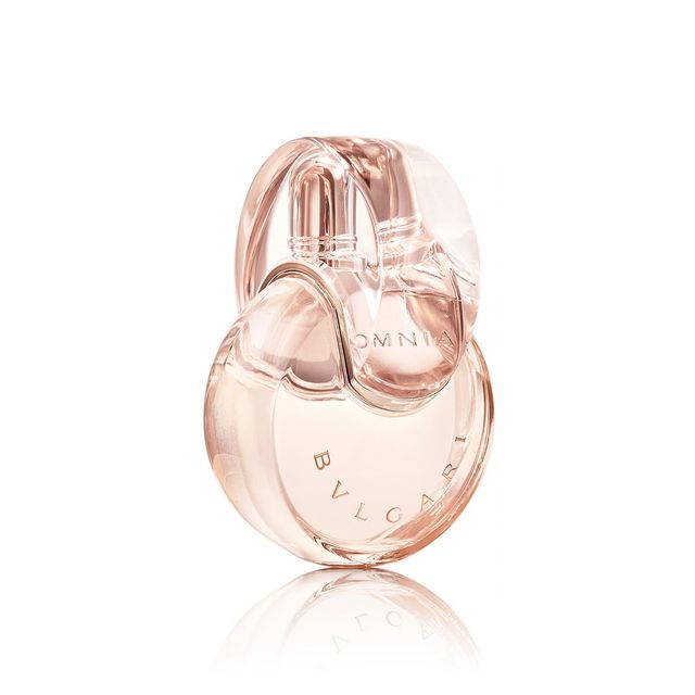 불가리 옴니아 크리스탈린 오 드 퍼퓸: 동양 배, 그린 만다린의 상큼함에 19세기 황족이 마셨다는 연꽃차 어코드, 머스크와 샌달우드가 조화를 이룬 섬세하고 청아한 느낌. 50mL 18만6천원, 100mL 26만7천원. 