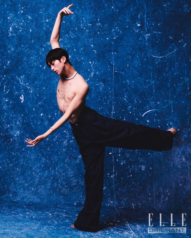 오른손 약지에 착용한 화이트 골드에 33개의 프린세스 컷 다이아몬드, 44개의 바게트 컷 다이아몬드, 118개의 라운드 다이아몬드를 세팅한 ‘콰트로 레디언트 에디션 다이아몬드’ 링, 중지 마디에 착용한 18K 화이트 골드에 33개의 라운드 다이아몬드를 세팅한 ‘콰트로 레디언트 그로그랭 웨딩’ 밴드, 18K 화이트 골드에 780개의 라운드 다이아몬드, 240개의 바게트 컷 다이아몬드, 120개의 프린세스 컷 다이아몬드를 세팅한 ‘콰트로 레디언트 에디션’ 네크리스, 18K 화이트 골드에 256개의 라운드 컷 다이아몬드, 53개의 프린세스 컷 다이아몬드를 세팅한 ‘콰트로 레디언트 에디션’ 뱅글, 왼손 검지에 착용한 18K 화이트 골드에 125개의 라운드 컷 다이아몬드, 43개의 바게트 컷 다이아몬드, 19개의 프린세스 컷 다이아몬드를 세팅한 ‘콰트로 레디언트 에디션’ 링은 모두 BOUCHERON. 와이드 데님 팬츠는 BALENCIAGA.