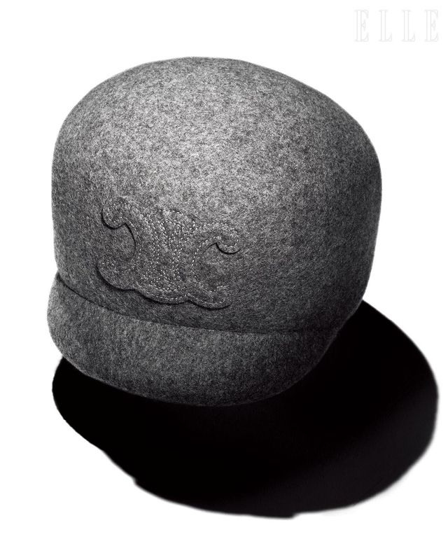트리옹프 패치로 포인트를 준 펠트 캡은 1백30만원대, Celine by Hedi Slimane.