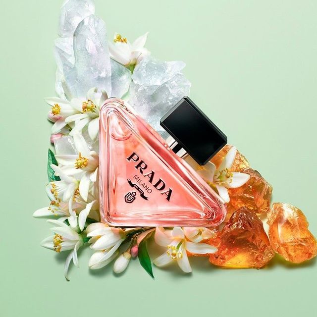 프라다 패러독스 오 드 퍼퓸: 처음부터 끝까지 존재하는 머스크가 네롤리 꽃봉오리, 재스민, 오렌지 블로섬의 상큼한 꽃 향을 감싸고 앰버, 바닐라가 깔리는 호불호 적을 향. 30mL 13만5천원, 50mL 21만원, 90mL 29만원, 리필 100mL 26만원.