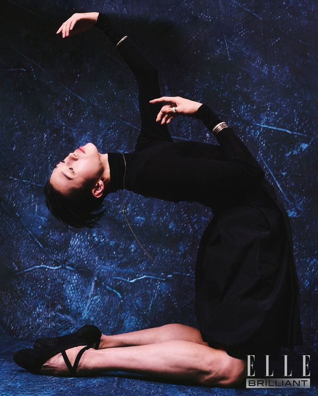 왼팔에 착용한 18K 옐로 골드·핑크 골드·브라운 PVD 소재의 ‘콰트로 클래식 스몰 투 코드’ 뱅글, 옐로 골드·화이트 골드·핑크 골드·브라운 PVD 소재에 다이아몬드를 파베 세팅한 콰트로 모티프가 골드 체인을 따라 움직이는 ‘콰트로 클래식 라지 타이’ 네크리스, 브랜드 시그너처인 4개의 밴드가 합쳐져 하나의 링으로 탄생한 ‘콰트로 클래식 다이아몬드 라지’ 링, 18K 옐로 골드·화이트 골드·핑크 골드·브라운 PVD에 74개의 라운드 다이아몬드 1.48캐럿을 세팅한 ‘콰트로 클래식 다이아몬드 라지’ 뱅글, 18K 옐로 골드·핑크 골드·브라운 PVD 소재의 ‘콰트로 클래식 라지 투 코드’ 뱅글은 모두 BOUCHERON. 블랙 시스루 터틀넥은 AMI. 블랙 스커트 팬츠는 SONGZIO.