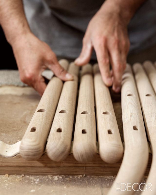  공장에서 정교하게 제작되고 있는 위시본 체어. 