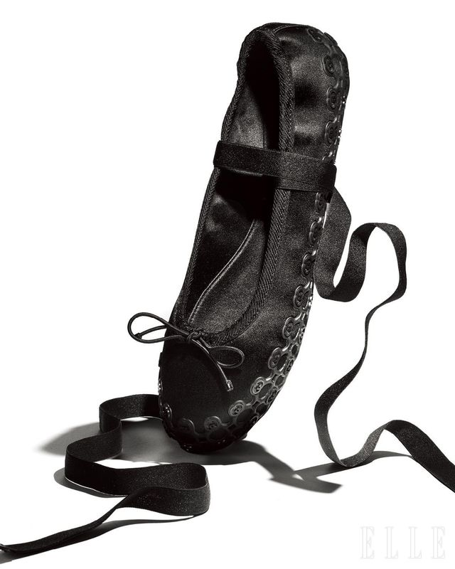 리본 장식의 발레리나 슈즈는 가격 미정, Gucci.