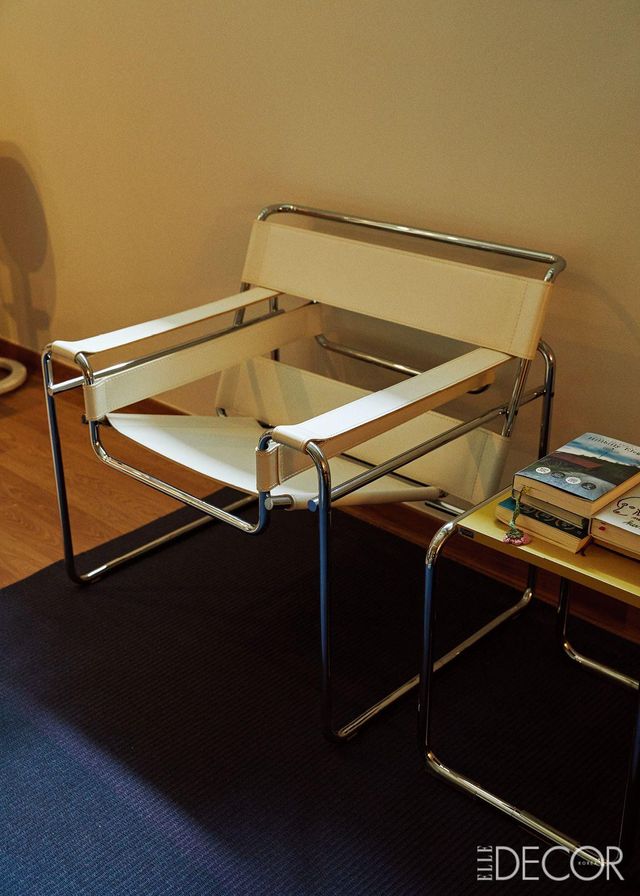 주말에는 화이트 컬러의 바실리 체어에 앉아 책을 읽는다. 