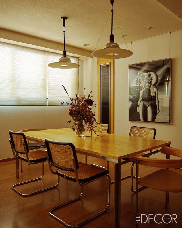 스틸 다리의 PK55 테이블에 PK 체어, 놀의 세스카 체어를 매치한 다이닝 공간. 뮤지션 태양이 선물한 이우환 작가의 판화를 계기로 고요한 울림이 있는 예술 작품에 눈길을 주게 됐다. 