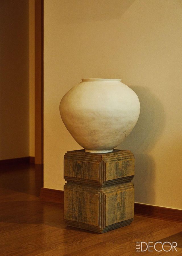 달항아리는 영국에서 전시하던 한국 신진 작가의 작품을 우연히 보고 구매한 것. 