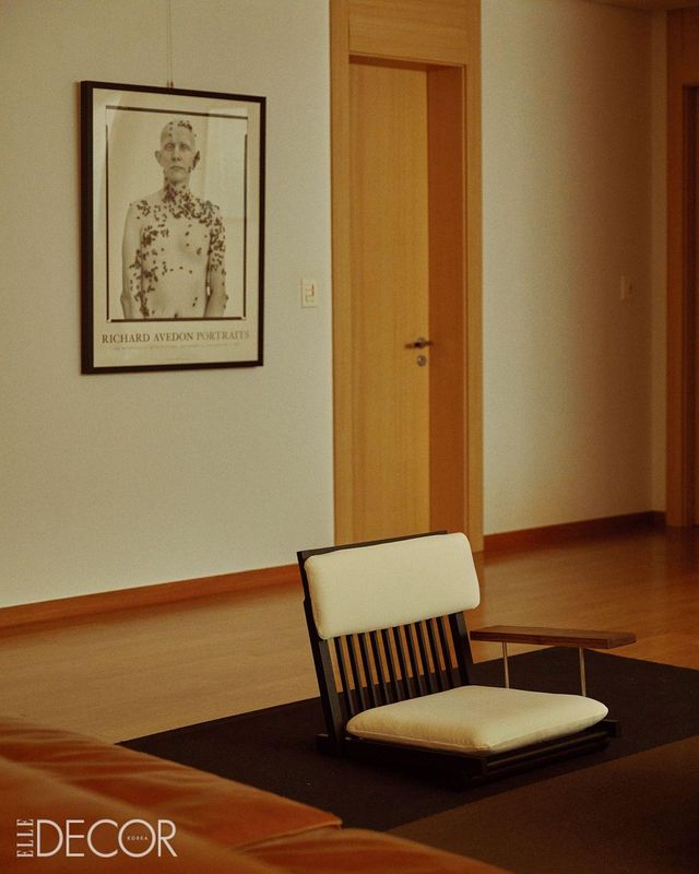 거실 바닥에 동양적인 매력이 넘치는 좌식 의자를 놓았다. 블루 톤의 카펫은 우드노트 제품.