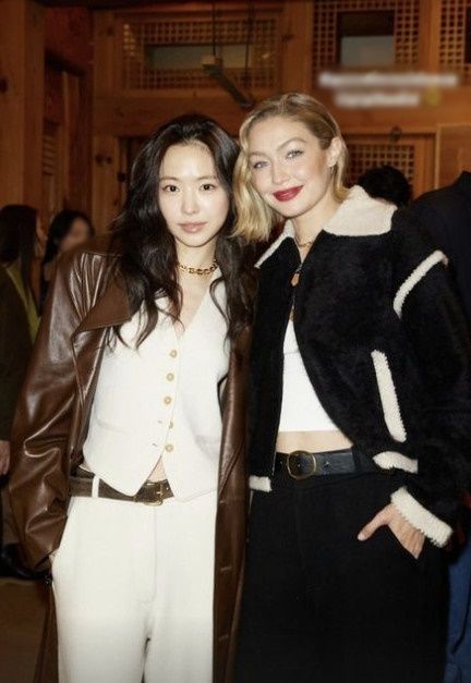 지지 하디드와 사진 찍은 스타들 