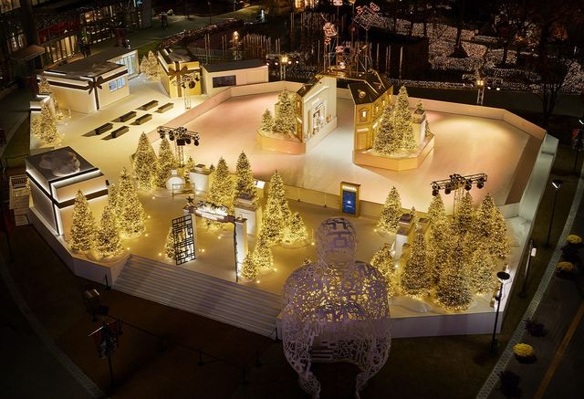 밤이 되면 더욱 빛나는 ‘샤넬 윈터 테일 홀리데이 아이스링크’.