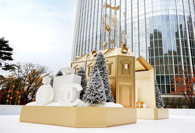 샤넬의 아이코닉한 심벌로 꾸며진 ‘샤넬 윈터 테일 홀리데이 아이스링크’.