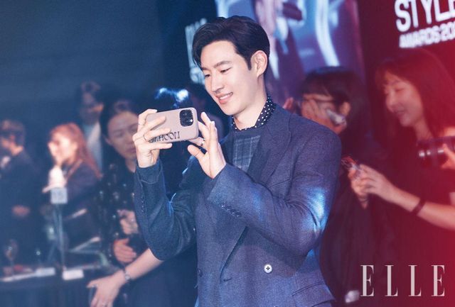 그레이의 공연을 한껏 즐기는 배우 이제훈.