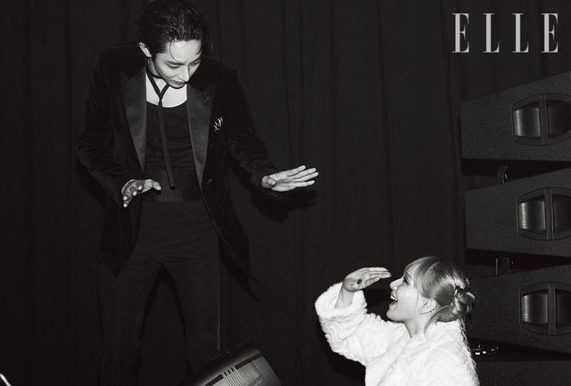 이날 MC의 본분을 다한 이수혁이 긴장을 풀고 동료 CL과 기쁨을 나누고 있다.