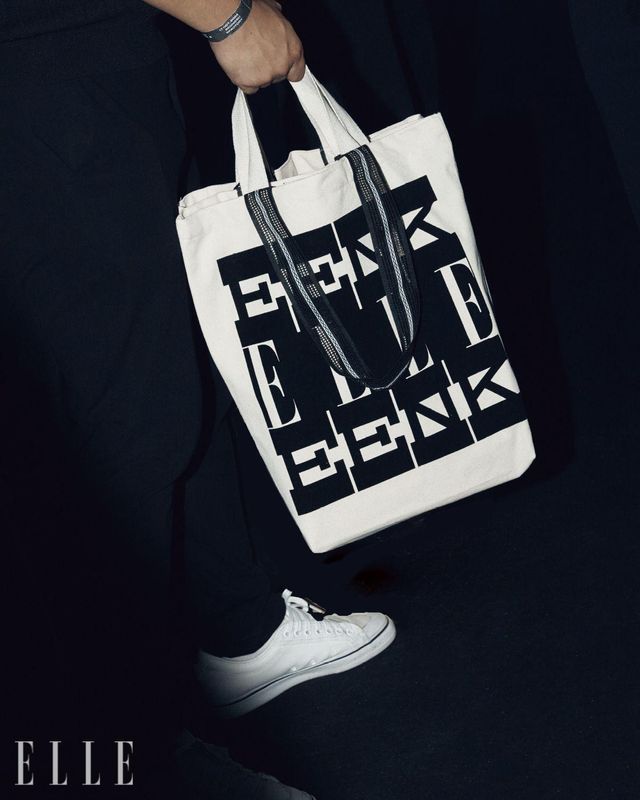  ‘2024 엘르 스타일 어워즈’를 위해 특별 제작된 ‘Eenk(잉크)’의 에코백.관객과 셀러브리티를 위한 기프트가 들어 있다. 