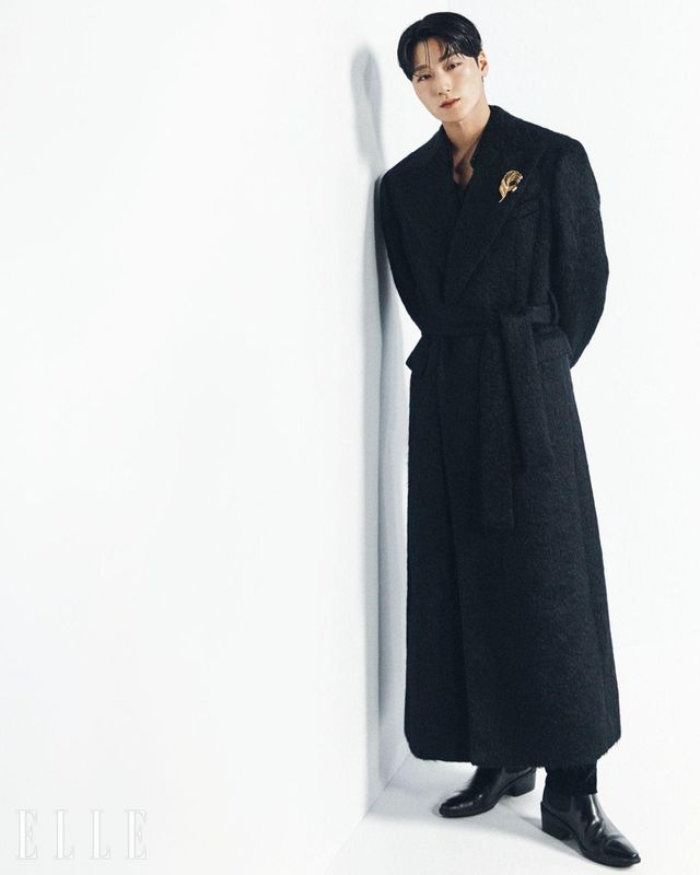 에이티즈 산이 착용한 롱 코트와 셔츠, 팬츠, 부츠 그리고 브로치는 모두 Dolce & Gabbana.