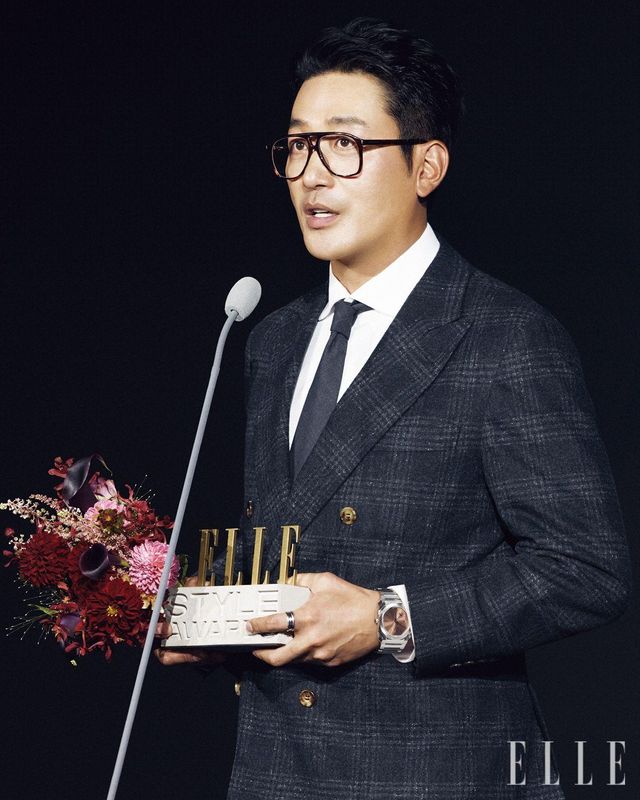 하정우가 착용한 콜로세움에서 영감받은 화이트골드 비제로원 링과 새틴 폴리싱 처리된 스테인리스스틸 옥토 피니씨모 워치는 모두 Bvlgari.