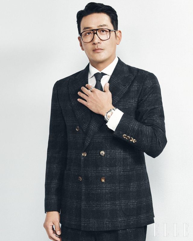 하정우가 착용한 콜로세움에서 영감받은 화이트골드 비제로원 링과 새틴 폴리싱 처리된 스테인리스스틸 옥토 피니씨모 워치는 모두 Bvlgari.