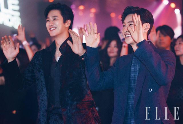 장기하의 축하 공연을 즐기는 이제훈과 안보현. ‘올해의 배우들’다운 멋진 애티튜드. 