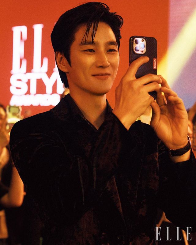 그레이의 공연을 한껏 즐기는 배우 안보현. 