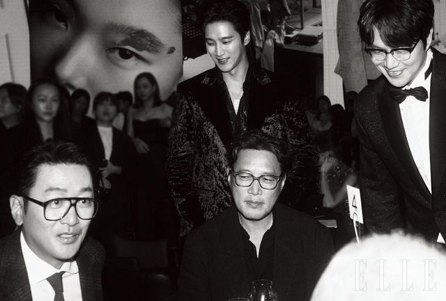 같은 테이블에서 서로 안부와 축하 인사를 전한 배우 하정우, 건축가 조민석, 가수 성시경, 배우 안보현의 모습이 영화 속 한 장면처럼 강렬하다. 