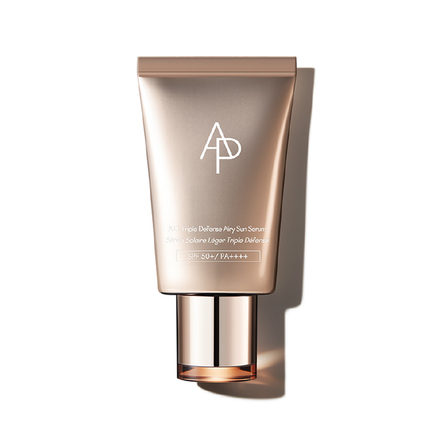  피부 노화 3대 요인 자외선, 피부 장벽 약화, 산화 스트레스에 대응하는 자외선 차단·주름 개선·미백 기능성 세럼. 에이피 뷰티 A.O. 트리플 디펜스 에어리 선 세럼 SPF 50+, PA++++ 40mL 8만9천원. 