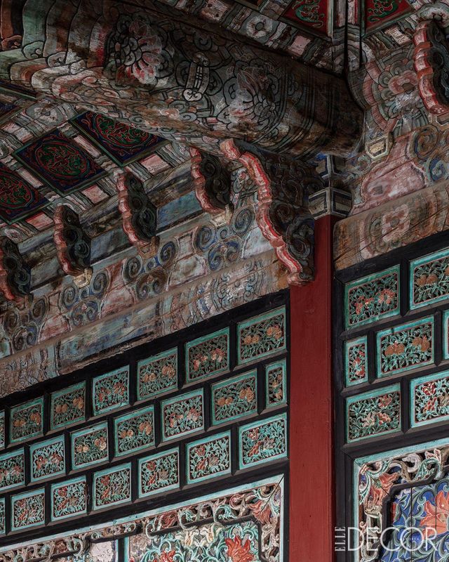 (왼쪽) 집옥재. 벽돌을 쌓아 양 측면 벽을 세웠다. 복도각을 통해 팔우정으로 바로 연결된다. (오른쪽) 화려한 판벽이 벽 상부를 장식한 집옥재 내부.