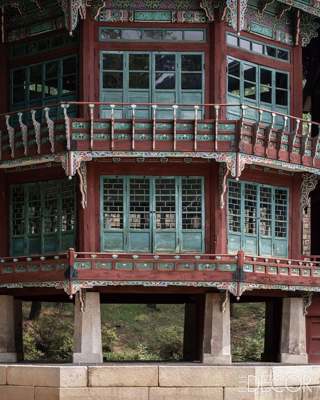 팔우정 외부와 내부. 창가에 앉아 경복궁 풍경을 바라볼 수 있다.