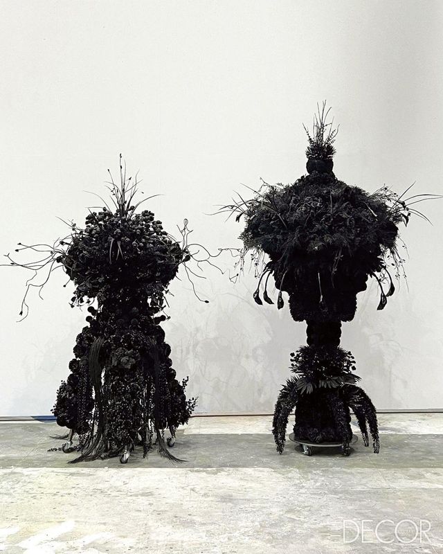 우리나라 전통 건축에서 볼 수 있는 대칭과 균형을 기반으로 자연과 인공, 전통과 현대의 경계를 허물고 융합을 담은 ‘黑: 외계식물’. 