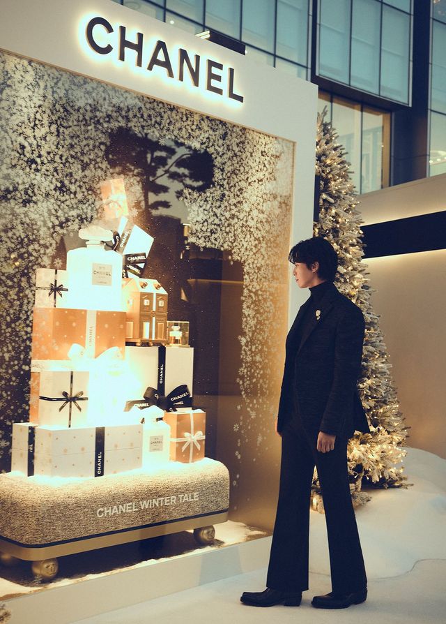 ‘샤넬 윈터 테일 홀리데이 아이스링크’ 곳곳을 둘러보는 박서준. 