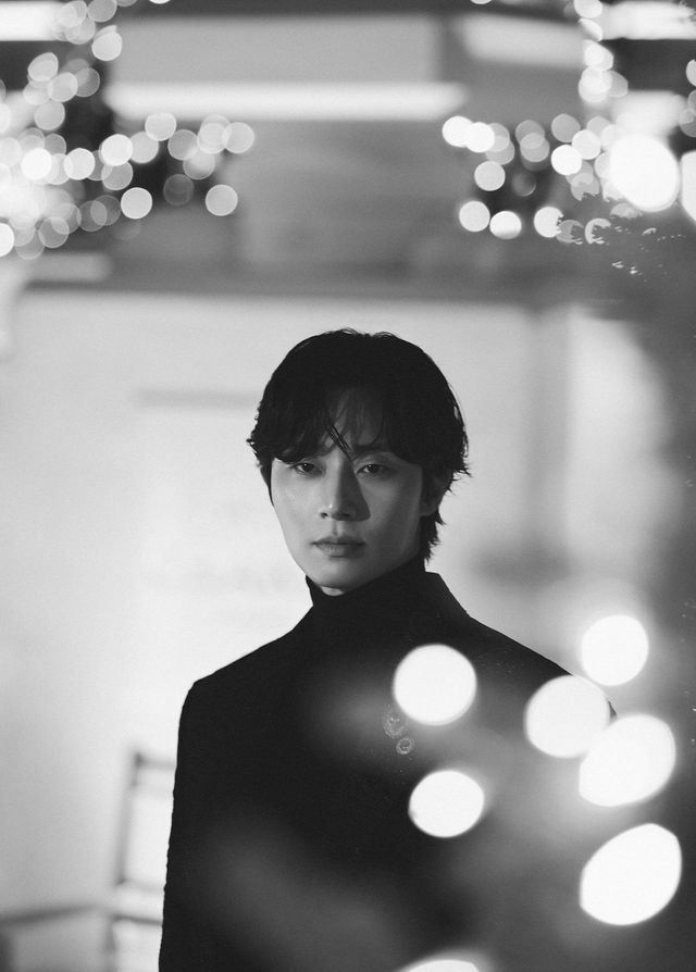 ‘샤넬 윈터 테일 홀리데이 아이스링크’ 곳곳을 둘러보는 박서준. 