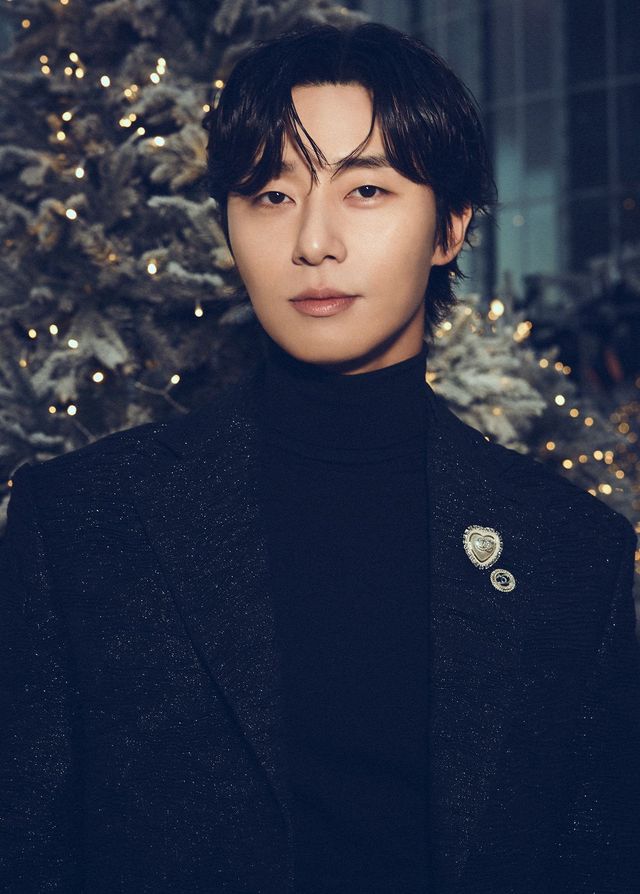 ‘샤넬 윈터 테일 홀리데이 아이스링크’에서 포즈를 취한 박서준.